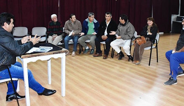 Rubén Avallar reunido con referentes de las agrupaciones gauchas.