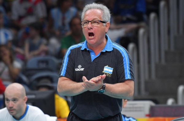 La peor noticia del día para el deporte argentino: Julio Velasco anunció que en octubre dejará  de ser el DT del seleccionado de voley. 