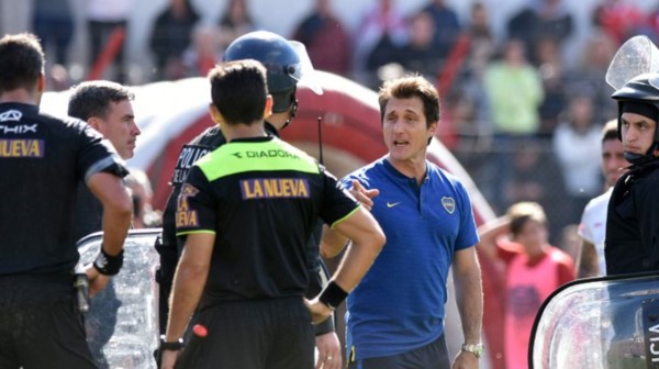 Caliente discusión entre Guillermo Barros Schelotto y el árbitro Rapallini en el Ducó.