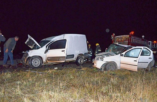 Rescate. El impacto derivó en el urgente traslado de heridos a los hospitales de Esquel y Trevelin.