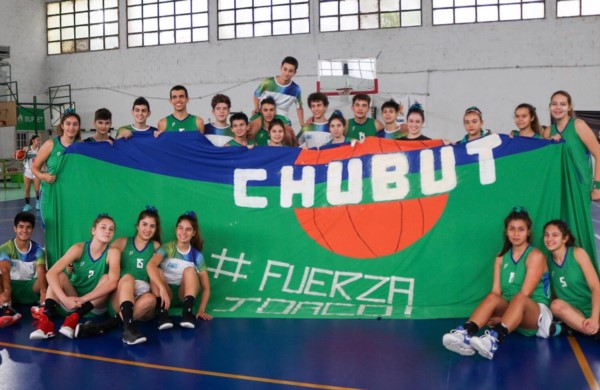 Fuerza Joaco. Los chicos y chicas del básquet mostraron su apoyo al joven basquetbolista madrynense.