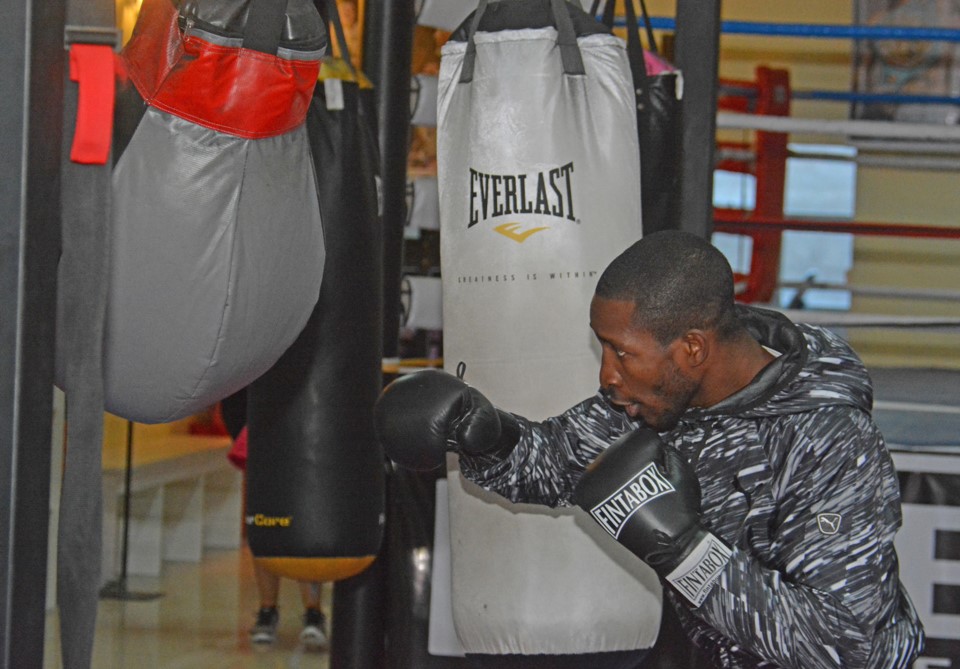 William Scull, practicando ayer en las instalaciones del gimnasio “Dream Box” de Trelew. Peleará este sábado por la noche ante todo su público.