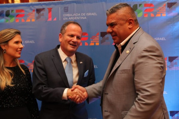 "Chiqui" Tapia participó del evento por el 70° aniversario de la independencia del estado de Israel junto al embajador, Ilan Sztulman.