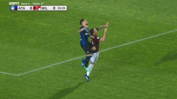 El momento del golpe de Gómez a Biglia.