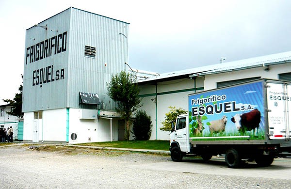 Chequeado. El Frigorífico Esquel pasó los exámenes y se podrá usar para procesar la carne de liebre.