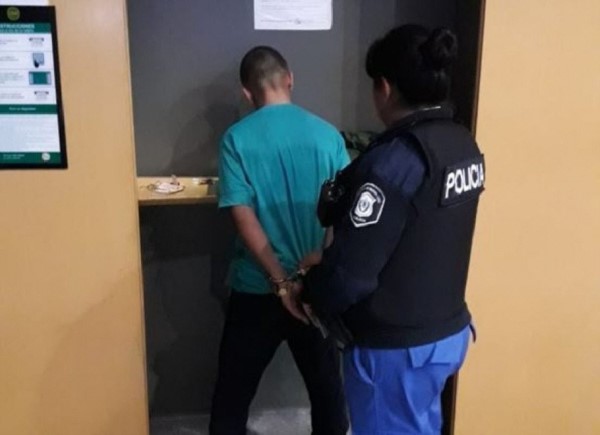 El violador in fraganti en momento de ser detenido cuando abusaba de una mujer en los cajeros.