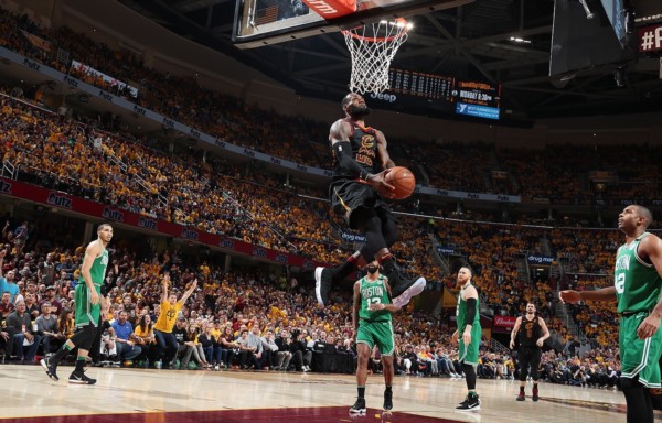 Tras perder los dos primeros partidos por 25 y 13 puntos, los de Cleveland ganaron por 30 a los de Boston. 
