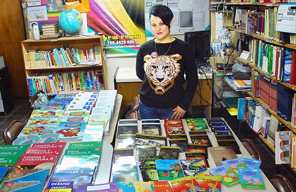 Stella Gabucci muestra los ejemplares adquiridos en la Feria Internacional del libro de Buenos Aires.
