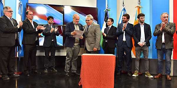 Trato hecho. Lombardi junto con Paz en el acuerdo para transmitir los partidos por la TV Pública de Chubut.