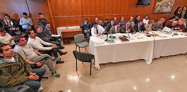 Imputados y defensores. Una postal del recinto del STJ en Rawson donde los acusados debieron esperar varias horas por los planteos.