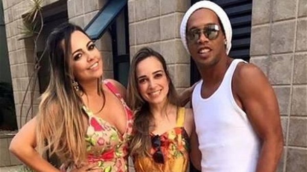 Columnista brasileño afirmó que Ronaldinho se casará con dos mujeres en agosto.