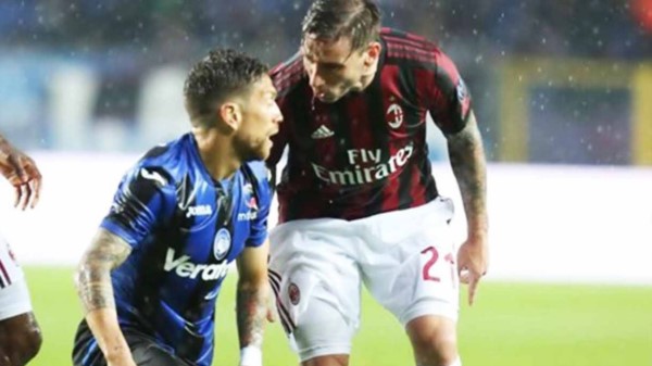 Biglia le recriminó al "Papu" Gómez, tras ser golpeado de atrás.