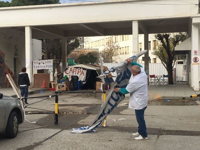 El reclamo de los auxiliares había causado problemas en los accesos al Hospital Regional.