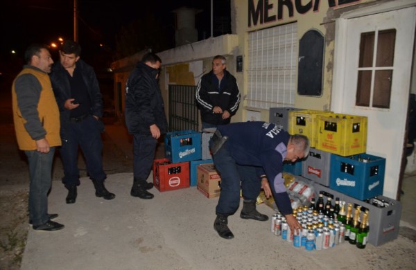 Momentos en que un sargento de Policía ponía a salvo las latas de cerveza que eran incautadas.