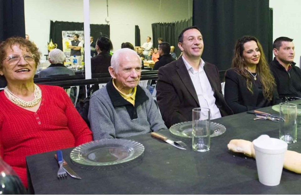 El intendente Adrián Maderna sentado a la mesa en la cena de camaradería del club de ajedrez “Capablanca”.