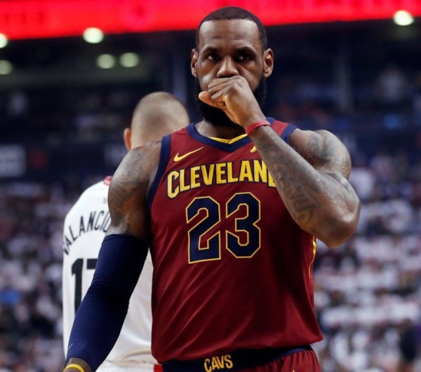 Los Lebron Cavaliers o los Cleveland James, como usted prefiera, tacharon 128-110 a Toronto y gobiernan 2-0 la serie de SF de la Conferencia Este.