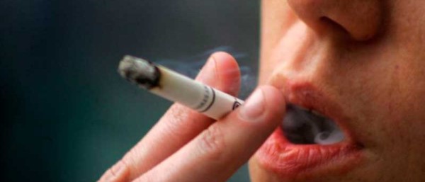 El cigarrillo causa severos problemas de salud como enfermedades cardiovasculares, cáncer de pulmón y la enfermedad pulmonar obstructiva crónica.
