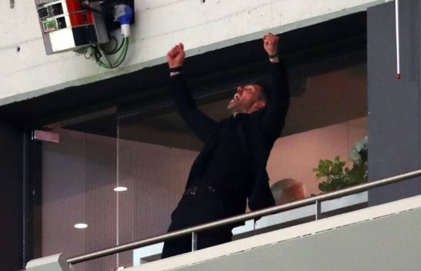 Así festejaba el "Cholo", solo en un palco, la clasificación del Atlético de Madrid.