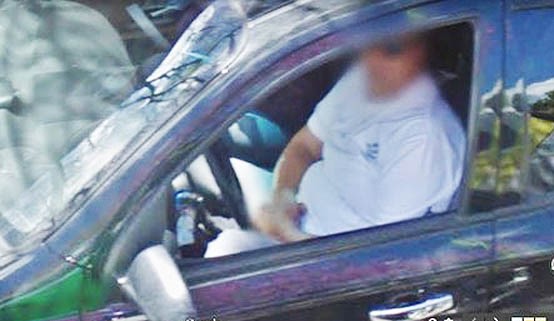 Los movimientos violentos de un vehículo remis llamaron la atención de un vecino que captó en video como su conductor se tocaba en el interior.