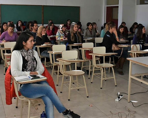 Un grupo de docentes participando de una capacitación en Ambiente.