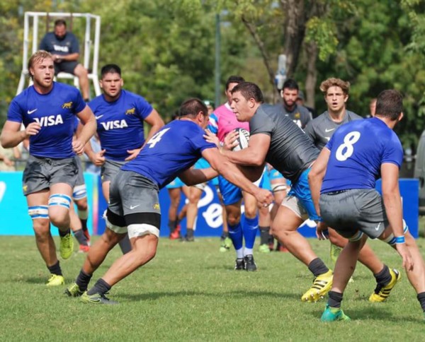 Gonzalo Hughes en acción en el anterior enfrentamiento entre Los Pumitas y Argentina XV. Hoy vuelven a jugar un amistoso a las 15 hs en el CASI.