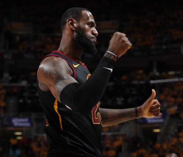 Los Cavaliers aplastan a los Raptors 128-93 y avanzan a la final del Este. Nuevamente LeBron ejerció de bestia con 29 puntos, 11 asistencias y 8 rebotes. 