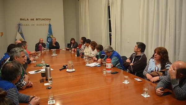 Mesa ampliada. El Gobierno Provincial con los principales ministros hizo la primera oferta y habrá una contrapropuesta para el próximo martes.