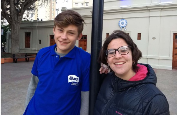 Mirada. August (izquierda) y Emma, dos jóvenes con un análisis diferente del “ser argentino”. 