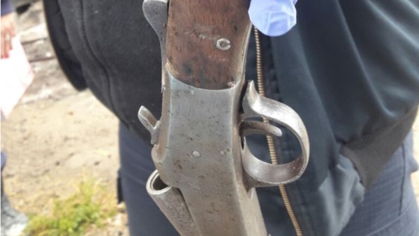 El arma de fuego fue incautada por la Policía y el agresor, aprehendido.