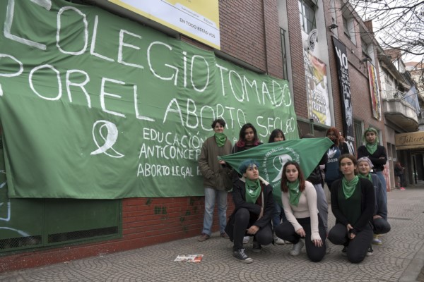 Los alumnos rechazan la modificación del artículo que exige el consentimiento de un adulto para realizar un aborto a una adolescente de entre 13 y 16 años.