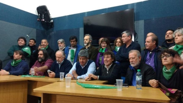 Las dos CTA, camioneros, canillitas y docentes ratificaron el paro para el jueves, con movilización a Plaza de Mayo.