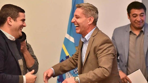 Risas. Aranibar (izquierda), Arcioni y Pichiñán tras el acto con importantes aportes oficiales en Rawson. 