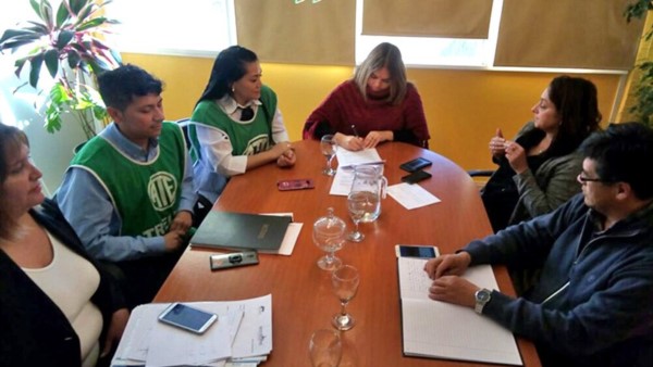Trato hecho. La presidente del Concejo en la rúbrica del acuerdo final.