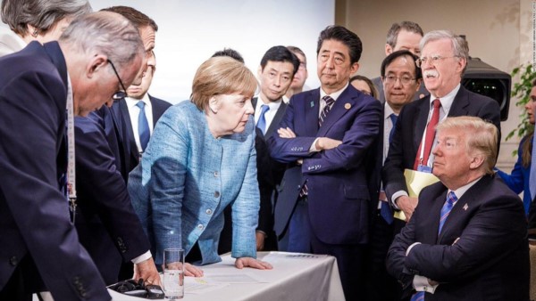 La foto más comentada de la última reunión del G-7. Trump parece empacado en sus posturas, a contramano del resto de los mandatarios, especialmente la canciller alemana.