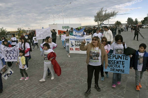 Carteles. Otra protesta de las familias de los tripulantes de otro buque que naufragó en Chubut. 