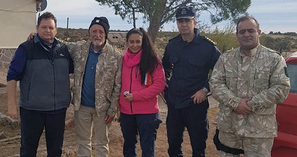 Final feliz. Bonatti, segundo desde la izquierda, fue encontrado en un paraje de la zona de Punta Tombo.