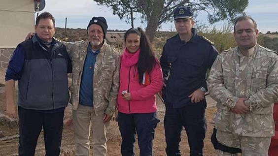 Final feliz. Bonatti, segundo desde la izquierda, fue encontrado en un paraje de la zona de Punta Tombo. 