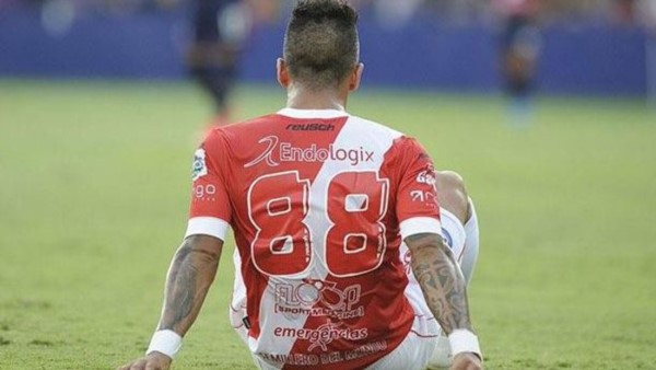 Lucas Barrios ejecutó la cláusula de rescisión y es jugador libre para la próxima temporada.