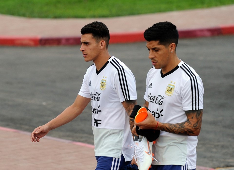 Pavón y Enzo Pérez, dos que se perfilan para ser titulares, tras la práctica de Argentina en Bronnitsy.