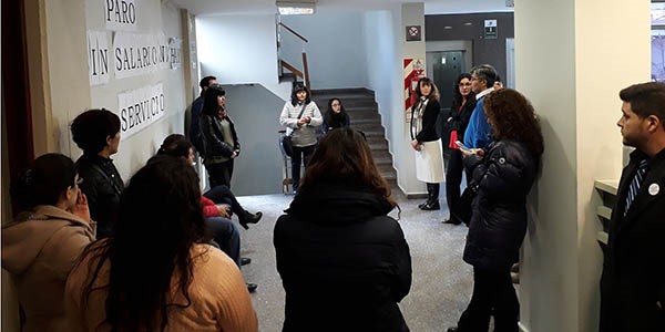 El debate de los trabajadores en los pasillos de Tribunales de Trelew.