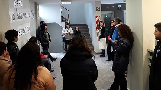 El debate de los trabajadores en los pasillos de Tribunales de Trelew.