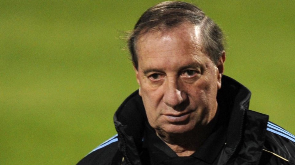 Carlos Salvador Bilardo, último DT campeón del mundo con la Selección argentina, sufrió una descompensación y se encuentra internado.