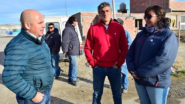 Recorrida. El intendente Sastre pasó por la obra y destacó su valor para la calidad de vida de varias familias. 