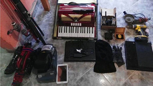 Encontraron un acordeón que era una reliquia familiar, al igual que varios cuchillos de trabajo rural.