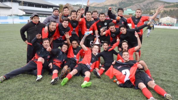 Alegría “Rojinegra”. Fontana venció a Deportivo Río Pico por 2-0 y accedió al clasificatorio patagónico del Regional. La ida había sido empate en 2.