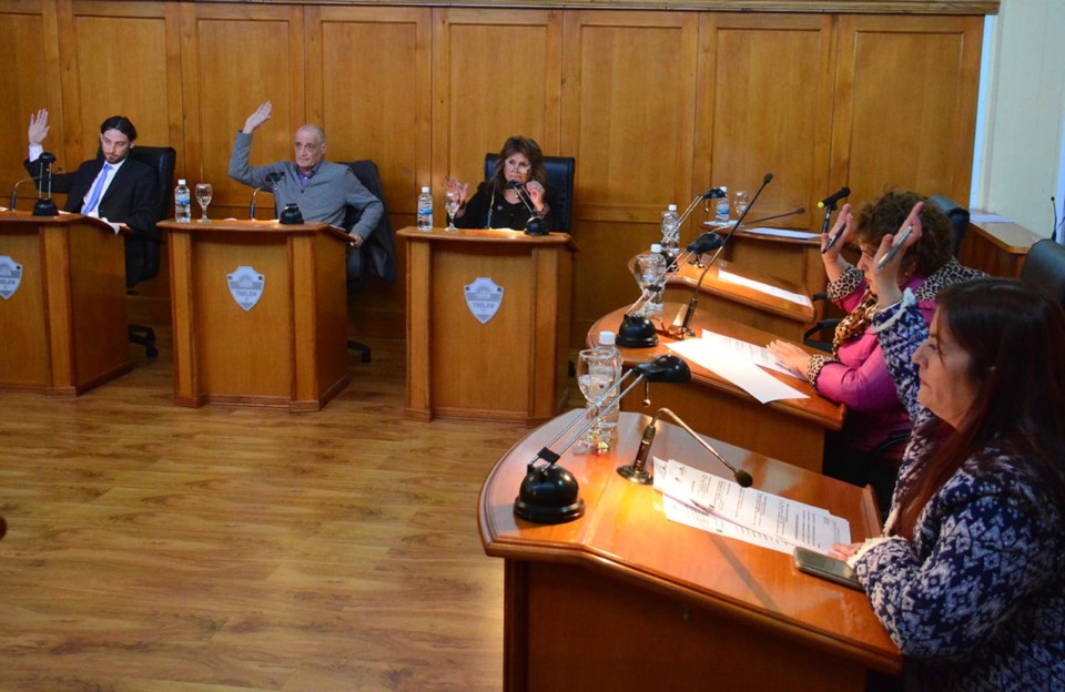 Manos arriba. El parlamento trelewense sesionó con reclamos para la toma de edificios de Educación.
