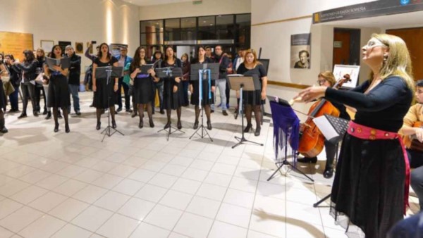 El Grupo Coral ofreció un variado repertorio de música popular, folclórica, étnica y académica.