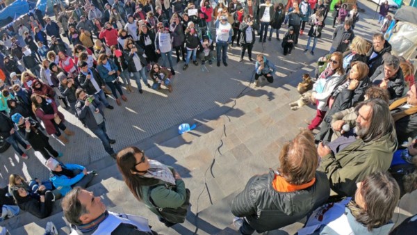 Respaldo. Baradel tomó el micrófono en el campameno de los docentes en el Ministerio de Educación.