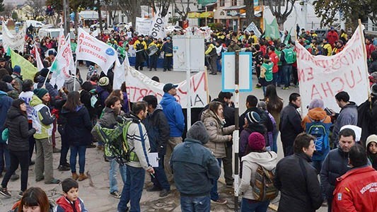 Impacto. En Esquel también hubo marchas en protesta por las poliíticas económicas de Provincia y Nación.  