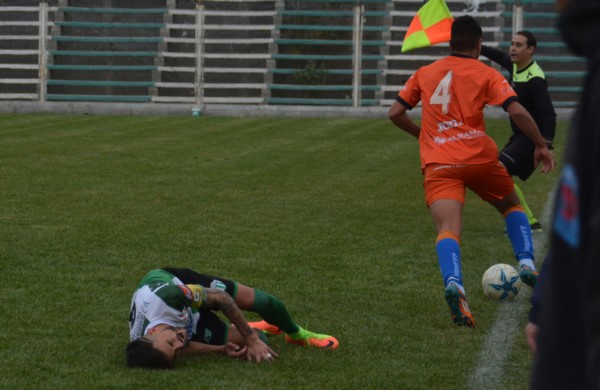 Darío Pellejero sufrió la rotura de tibia y peroné de su pierna derecha tras la acción de Peinipil.